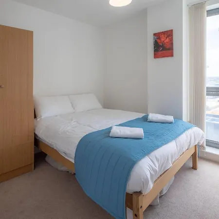 2 Bed In Leeds With Balcony & Underground Parking Apartment *