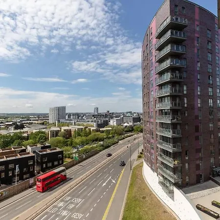2 Bed In Leeds With Balcony & Underground Parking Apartment