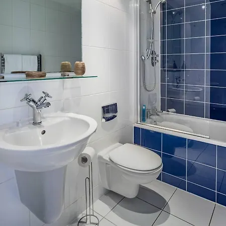 2 Bed In Leeds With Balcony & Underground Parking شقة