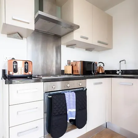 2 Bed In Leeds With Balcony & Underground Parking * ليدز