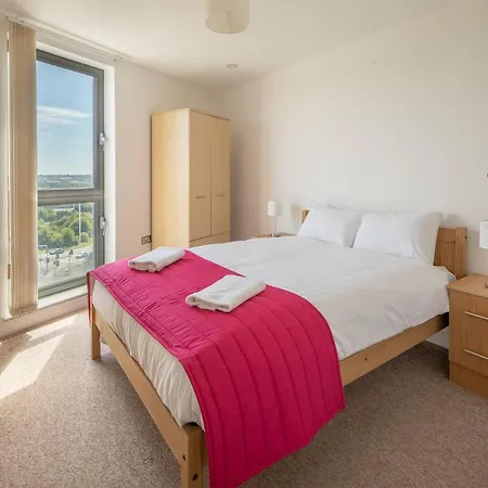 2 Bed In Leeds With Balcony & Underground Parking Apartment