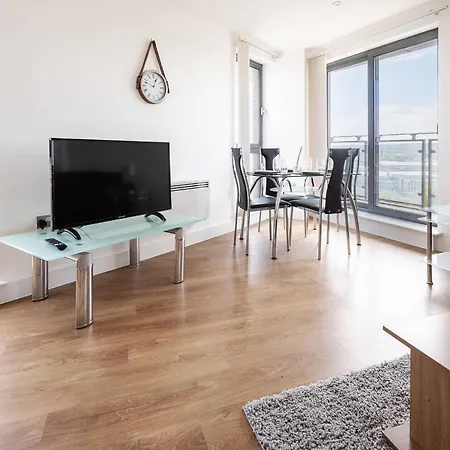 Apartment 2 Bed In Leeds With Balcony & Underground Parking *